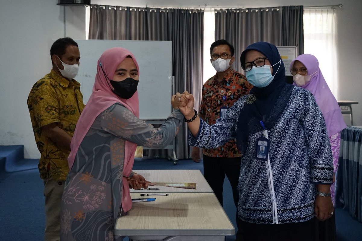 bppsdm_pkpbone's tweet photo. Penandatanganan kontrak kerja antara PPNP dan Direktur Politeknik KP Bone yang disaksikan oleh Wadir 1, 2, 3 dan Ka Sub BAU.
@kusdiantoro77 
@bsuprakto 
@anileilani 
@brsdm_kp 
@Pusdik_KP 
#KKPAccelerate
#KKPGOID
#MENTERIKKP
#SAKTIWAHYUTRENGGONO https://t.co/8GxenBhkIb