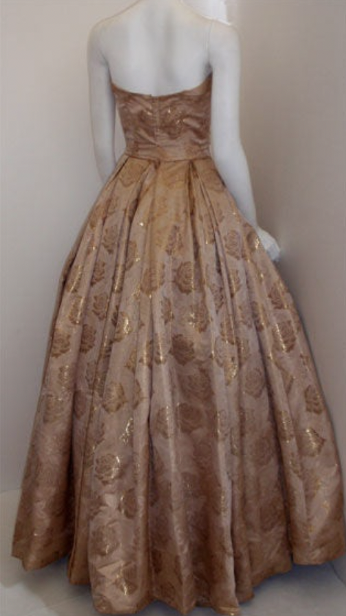 LaurenCDeutsch's tweet photo. Today's #ootd is this 1950s Don Loper strapless evening gown. It's made of what I think is metallic gold brocade and features a lovely bow on the bodice. We actually have the measurements for this one, it's 34 in bust, 26 in waist, and 39 in hips. #1stbids #fashionhistory https://t.co/VQDyUXyLJG
