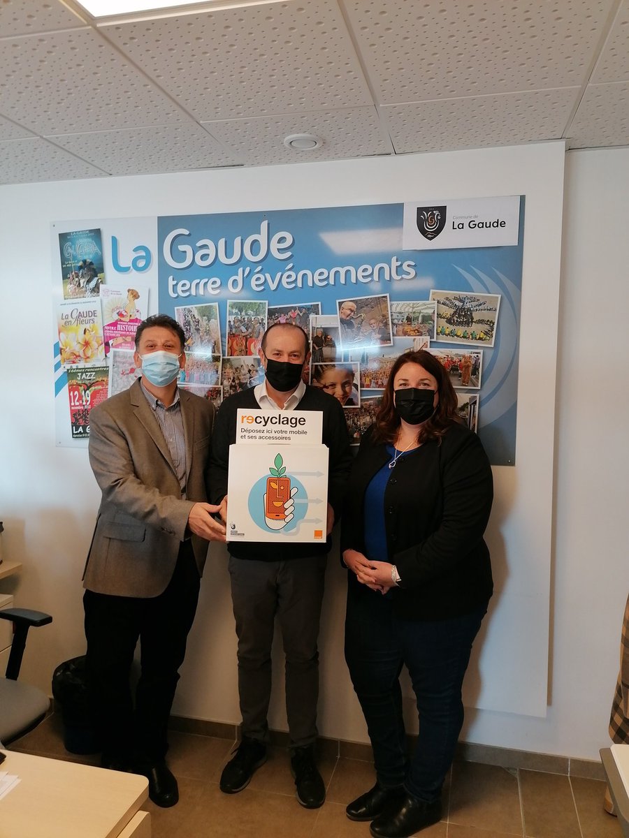 FranckLavagna's tweet photo. Heureux de voir ce matin que la mairie de #gaude06 et son maire @BBettati ont mis en place le recyclage des mobiles dans leur accueil pour préserver la planète  #greendeal au bénéfice @EmmausInter_fr et ce dans le cadre du partenariat @Maires06  et @OrangePACA https://t.co/rmlTPIlAWx