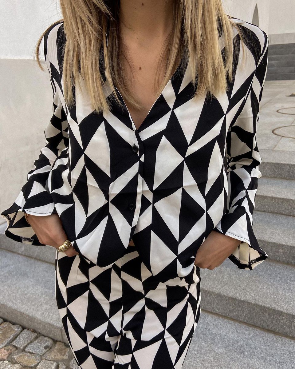 isawitfirst's tweet photo. 🚨RT TO WIN🚨

ICYMI: Patterns are IN this year 💁 

📷 ritavelha
🔎 Black &amp; White Petite Monochrome Geo Print Shirt Co-Ord + Trousers Co-Ord
🛒 https://t.co/8wz4FYJXzu

Ends midnight tonight. Must be following @isawitfirst. Winner contacted by DM + given a £50 voucher. https://t.co/yh2UlZXza6