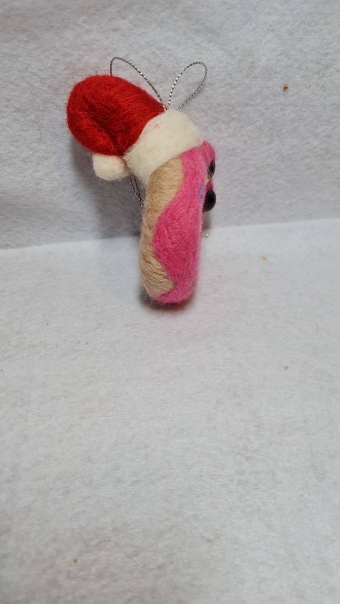 fullerfelts's tweet image. Mmmmm do'h nuts! Another popular Christmas bauble I made
 #dohnuts #pink #spinkles #Santa #bauble #HandmadeInUK #needlefelting