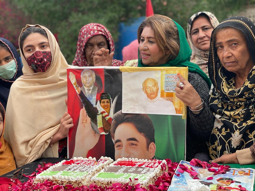 NoshenPatras's tweet photo. پاکستان پیپلز پارٹی شعبہ خواتین بلوچستان کے زیر اہتمام پاکستان پیپلزپارٹی کے بانی اورپاکستان کے  پہلے منتخب وزیراعظم شہید ذوالفقارعلی بھٹو کے 94واں یوم پیدائش کی مرکزی تقریب   گولا ہاؤس صحبت پور میں منعقد ہوئی، جس کی صدارت شعبہ خواتین بلوچستان کی صدر غزالہ گولا نے کی۔ https://t.co/4HMRj7Qzd1