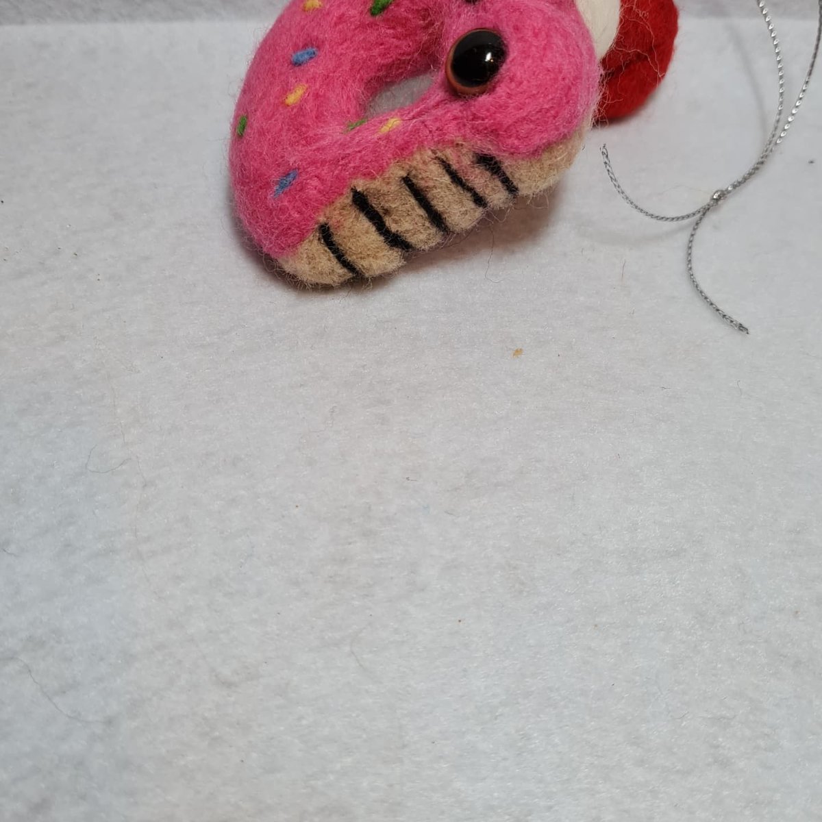 fullerfelts's tweet image. Mmmmm do'h nuts! Another popular Christmas bauble I made
 #dohnuts #pink #spinkles #Santa #bauble #HandmadeInUK #needlefelting