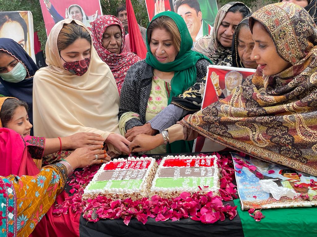 NoshenPatras's tweet photo. پاکستان پیپلز پارٹی شعبہ خواتین بلوچستان کے زیر اہتمام پاکستان پیپلزپارٹی کے بانی اورپاکستان کے  پہلے منتخب وزیراعظم شہید ذوالفقارعلی بھٹو کے 94واں یوم پیدائش کی مرکزی تقریب   گولا ہاؤس صحبت پور میں منعقد ہوئی، جس کی صدارت شعبہ خواتین بلوچستان کی صدر غزالہ گولا نے کی۔ https://t.co/4HMRj7Qzd1