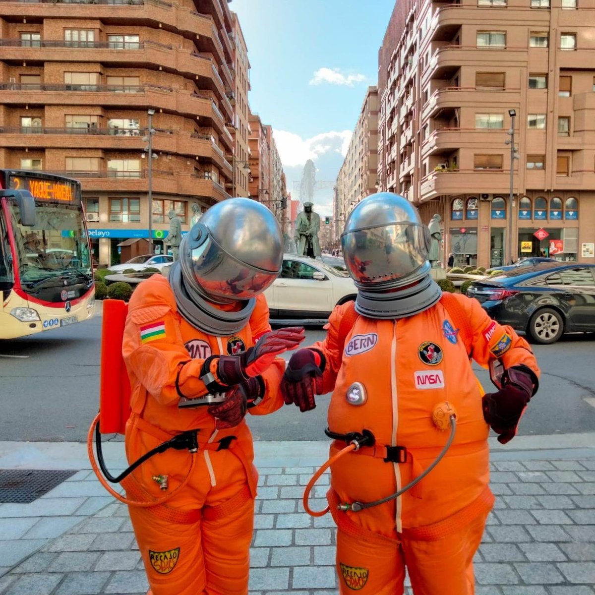 ActualFestival's tweet photo. 🚀Sospechamos que estáis empezando a dar comida y bebida a Mat y Bern. Por favor, tienen que regresar a la nave😅 https://t.co/oU62H4QPbM