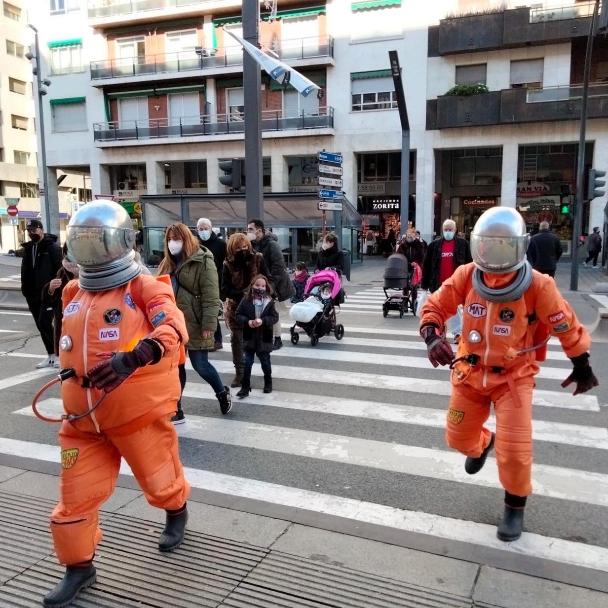 ActualFestival's tweet photo. 🚀Sospechamos que estáis empezando a dar comida y bebida a Mat y Bern. Por favor, tienen que regresar a la nave😅 https://t.co/oU62H4QPbM