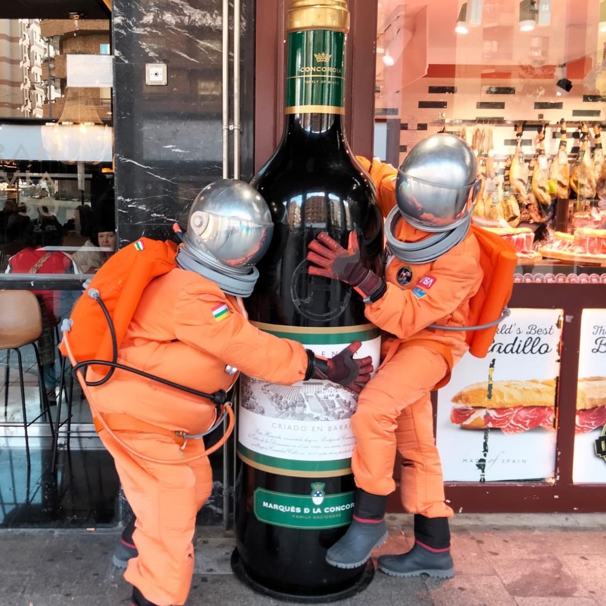 ActualFestival's tweet photo. 🚀Sospechamos que estáis empezando a dar comida y bebida a Mat y Bern. Por favor, tienen que regresar a la nave😅 https://t.co/oU62H4QPbM