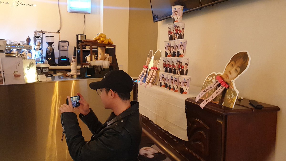 turkishblckrose's tweet photo. • 220105 | Terhisi için yapılan kafe etkinliğinden Dojoon •
*Yıllar sonra Black Roselarla buluştu🥺🥺❤️🩹
Cr. anbang_BKrose, Y_Um_0420
WELCOME BACK DOJOON
#RedRoseDojoonIsBack
#레드로즈도준이즈백
#TheRose #도준 #Dojoon
@TheRose_0803 https://t.co/5c34Wombbr