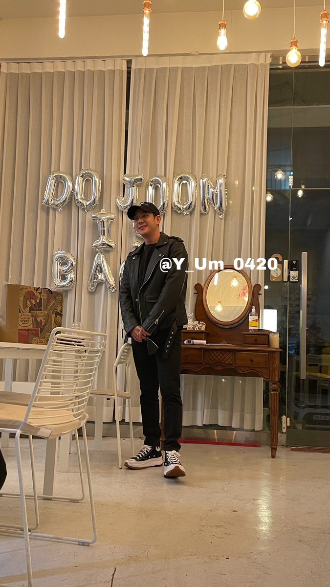 turkishblckrose's tweet photo. • 220105 | Terhisi için yapılan kafe etkinliğinden Dojoon •
*Yıllar sonra Black Roselarla buluştu🥺🥺❤️🩹
Cr. anbang_BKrose, Y_Um_0420
WELCOME BACK DOJOON
#RedRoseDojoonIsBack
#레드로즈도준이즈백
#TheRose #도준 #Dojoon
@TheRose_0803 https://t.co/5c34Wombbr
