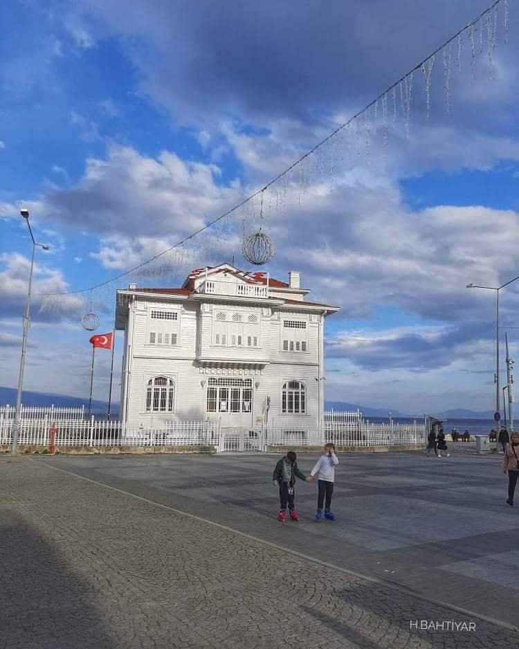 Hayattaki en güzel şeyler gözle görülmez veya dokunulmaz. 
Onları kalpte hissetmek gerekir..

💞 ∷… #Mutlu #Aksamlar …∷ 💞

#iyiaksamlar
#günakşamda 
#mudanya