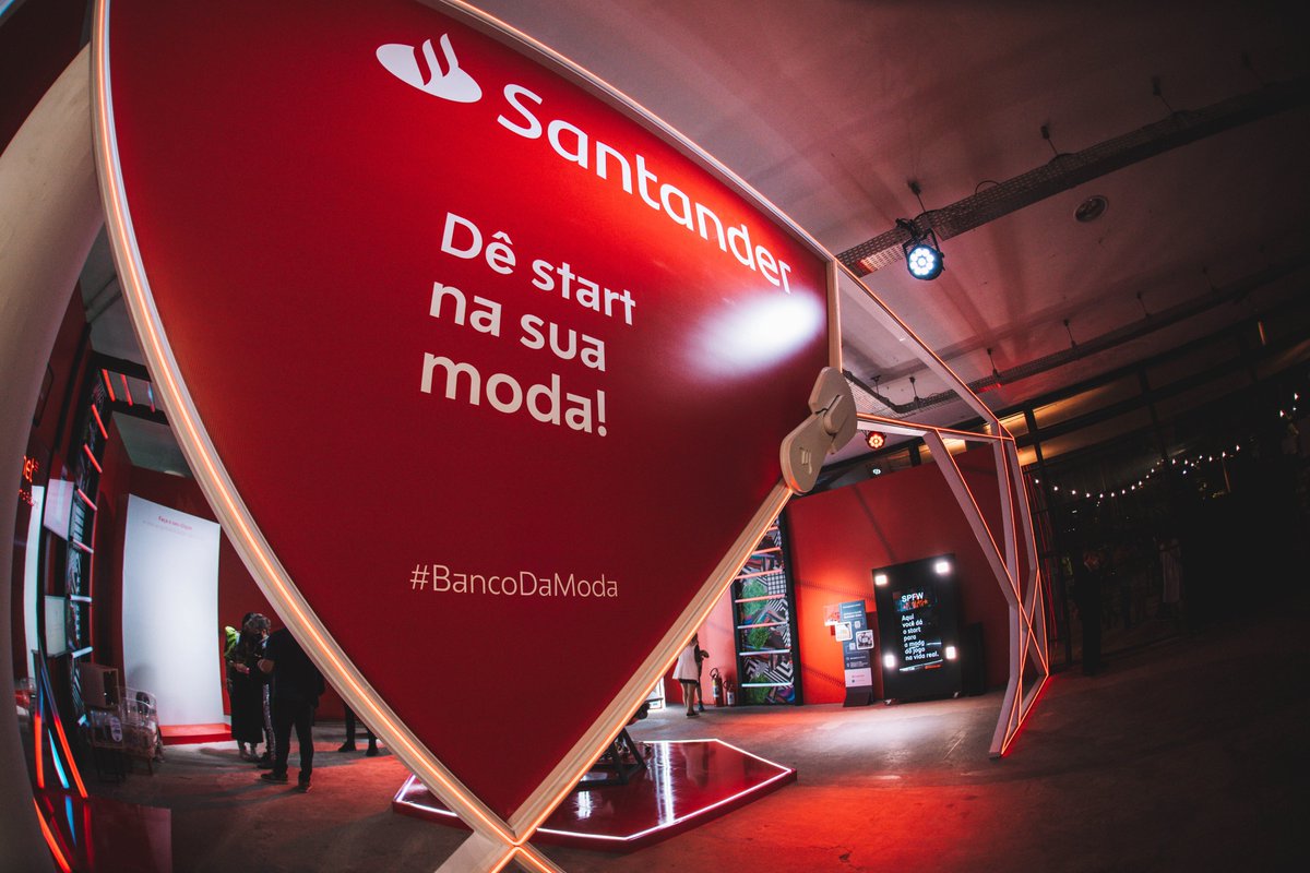 SPFW's tweet photo. O @santanderbrasil, o banco da moda, patrocinador oficial do @spfw, trouxe para a edição N52 instalações interativas pra lá de criativas e originais!

#Santanderbrasil #OBancoDaModa https://t.co/RwH80mvpqo