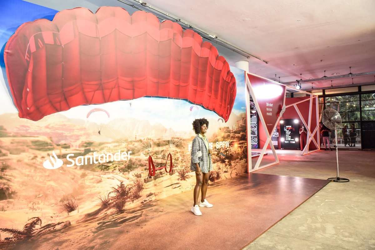 SPFW's tweet photo. O @santanderbrasil, o banco da moda, patrocinador oficial do @spfw, trouxe para a edição N52 instalações interativas pra lá de criativas e originais!

#Santanderbrasil #OBancoDaModa https://t.co/RwH80mvpqo