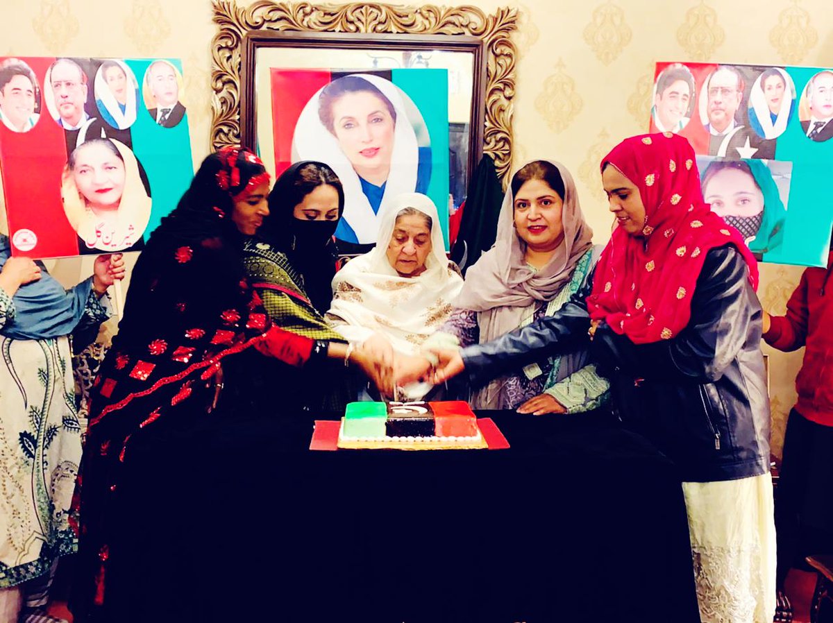 NoshenPatras's tweet photo. کوئٹہ :پاکستان پیپلزپارٹی کے بانی شہید ذوالفقار علی بھٹو کا یوم پیدائش پر پیپلزپارٹی ویمن ونگ بلوچستان کی میڈیا کوارڈینٹر *کرن بلوچ* کی رہائش گاہ پر کیک کاٹا گیا۔ تقریب میں شرین گل زرینہ زہری  بلقیس اور دیگر نے شرکت کی۔ https://t.co/N6uulNg1ZY