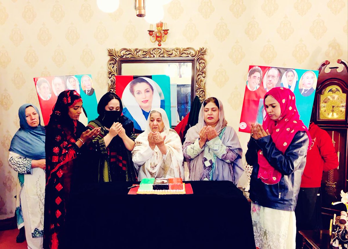 NoshenPatras's tweet photo. کوئٹہ :پاکستان پیپلزپارٹی کے بانی شہید ذوالفقار علی بھٹو کا یوم پیدائش پر پیپلزپارٹی ویمن ونگ بلوچستان کی میڈیا کوارڈینٹر *کرن بلوچ* کی رہائش گاہ پر کیک کاٹا گیا۔ تقریب میں شرین گل زرینہ زہری  بلقیس اور دیگر نے شرکت کی۔ https://t.co/N6uulNg1ZY