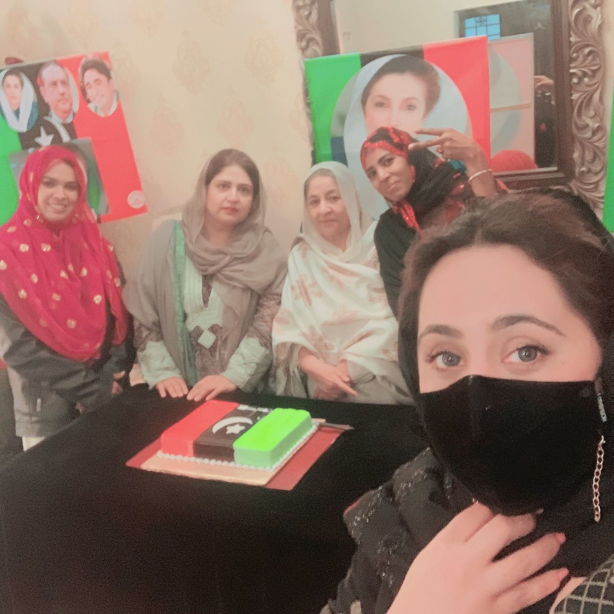 NoshenPatras's tweet photo. کوئٹہ :پاکستان پیپلزپارٹی کے بانی شہید ذوالفقار علی بھٹو کا یوم پیدائش پر پیپلزپارٹی ویمن ونگ بلوچستان کی میڈیا کوارڈینٹر *کرن بلوچ* کی رہائش گاہ پر کیک کاٹا گیا۔ تقریب میں شرین گل زرینہ زہری  بلقیس اور دیگر نے شرکت کی۔ https://t.co/N6uulNg1ZY