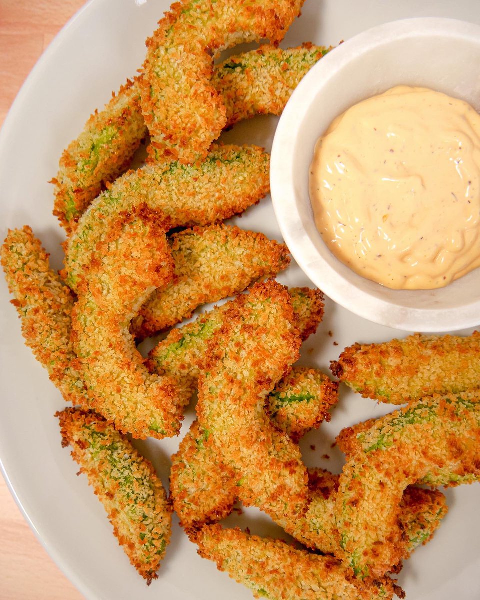 StephanieGWTIC's tweet photo. Kicking off January with my most popular recipe at the moment, air fryer avocado fries! The snack/side dish you didn’t know you needed in your life! Get the recipe👉🏼 https://t.co/uB3jXPDSSq https://t.co/UeXjRQJh8I