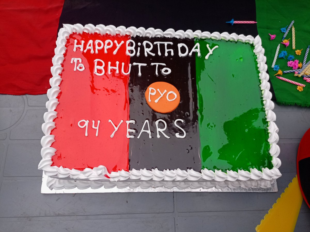 AdilPYOkp's tweet photo. شہید ذوالفقار علی بھٹو کی 94 واں یوم پیدائش کے موقع پر پیپلز یوتھ ضلع مالاکنڈ کے زیر اہتمام سفید خان کے  دفتر میں سالگرہ کا کیک کاٹا گیا
@SamiKhanKp @kp_pyo
@PYOPeshawar  @NajmuddinPPP  @FazalHussainPSF @EngrAbidJan #HappyBirthdaySZAB https://t.co/bq9ZcdsEAC