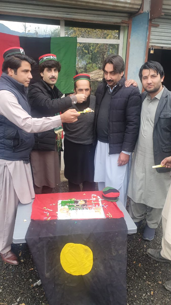AdilPYOkp's tweet photo. شہید ذوالفقار علی بھٹو کی 94 واں یوم پیدائش کے موقع پر پیپلز یوتھ ضلع مالاکنڈ کے زیر اہتمام سفید خان کے  دفتر میں سالگرہ کا کیک کاٹا گیا
@SamiKhanKp @kp_pyo
@PYOPeshawar  @NajmuddinPPP  @FazalHussainPSF @EngrAbidJan #HappyBirthdaySZAB https://t.co/bq9ZcdsEAC