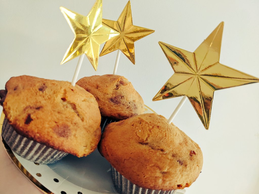FatoVianda's tweet photo. Et voilà! Un berenar/esmorzar ideal per aquests dies tan màgics. Magdalenes dels tres reis d'orient, fetes les tres classes de xocolate i molt d'amor. #nyamnyam #magdalenes #xocoaddict  #ReisMags #ReisdOrient #magicdays @Nestle #nestle #nestlepostres https://t.co/t7eVxNktyN