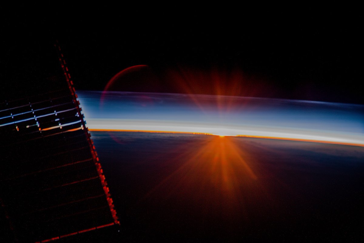 I don't know about you, but in the north of Russia it's time for bright, scarlet sunrises and sunsets. For example, like this #sunrise from the ISS. In fact, the photo was taken over the Northern Hemisphere last July. You can see #NoctilucentClouds in the upper atmosphere.