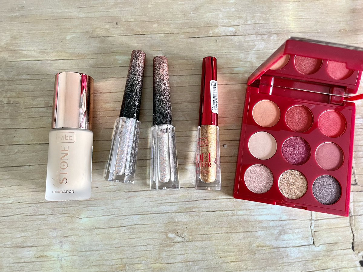 makeup6beauty's tweet photo. Pedido recibido de @pprimor con cositas que quería probar de #wibo #yovivowivo #primor #primoraddict #wibomytreasure #maquillajeconglitter #foundation 💖🛍 https://t.co/yefqLgrBLA