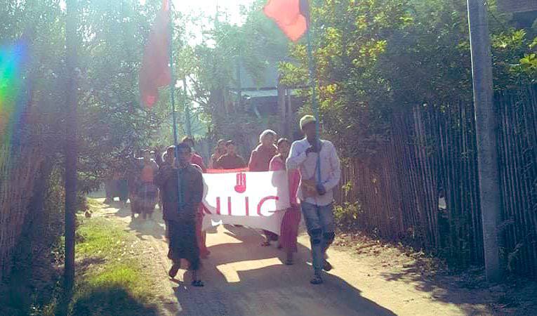 MayPaingTun3's tweet photo. Locals of a village in ShweBo Tsp never skip a day to protest against Genocidal Dictatorship &amp; showed support to @NUGMyanmar everyday. #ASEANStopHunSen #2022Jan5Coup #WhatsHappeningInMyanmar https://t.co/XWIxT1vFFT https://t.co/rdBa5eilXF