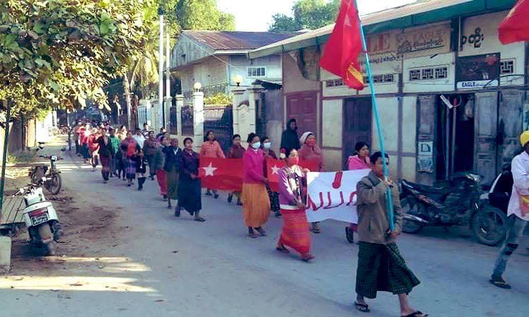 MayPaingTun3's tweet photo. Locals of a village in ShweBo Tsp never skip a day to protest against Genocidal Dictatorship &amp; showed support to @NUGMyanmar everyday. #ASEANStopHunSen #2022Jan5Coup #WhatsHappeningInMyanmar https://t.co/XWIxT1vFFT https://t.co/rdBa5eilXF