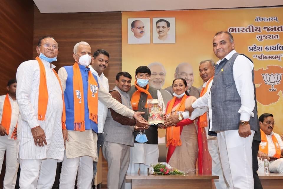 mukeshpatelmla's tweet photo. આજ રોજ પ્રદેશ કાર્યાલય 'શ્રી કમલમ્' ખાતે @BJP4Gujarat પ્રદેશ અધ્યક્ષ શ્રી @CRPaatil સાહેબ તથા રાષ્ટ્રીય ઉપાધ્યક્ષ શ્રીમતી @MPDrBDShyal જીની ઉપસ્થિતિમાં કોળી અને ઠાકોર સમાજની બેઠક યોજાઈ હતી. https://t.co/GA0SzAyx58