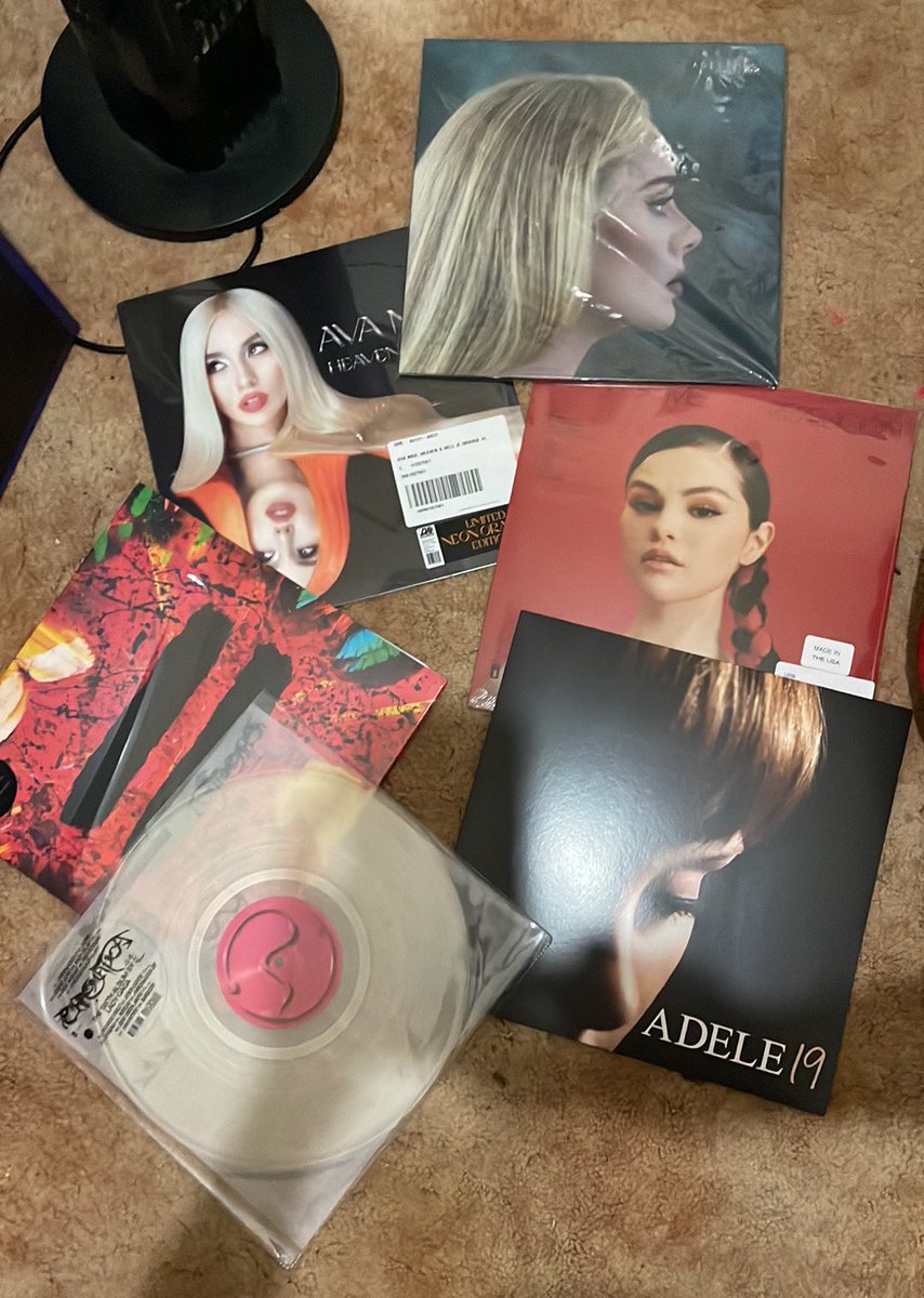 mlcis_dt's tweet photo. Happiness at the moment is… my vinyls! Just waiting for my #HamiltonMixTape vinyl 🥺 https://t.co/Ka69CecHu3