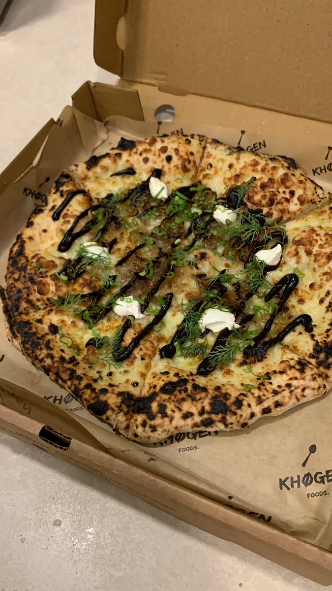 Pizza from <a href="/khogenfoods/">KHØGEN FOODS</a> for dinner with the family. What are you eating?