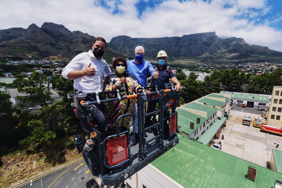 geordinhl's tweet photo. It was my pleasure to host the Speaker of Parliament today at the Roeland Street fire station to convey a message of thanks to all the @CityofCT firefighters who helped fight the blaze at Parliament. 

https://t.co/Jh01QEVW9a https://t.co/PJmiTRJ6Ua
