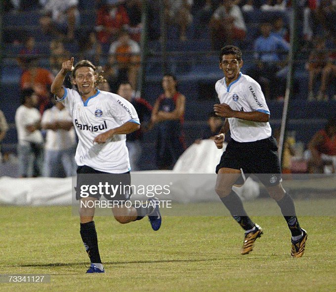 Grêmio cogita esforço financeiro para repatriar Lucas Leiva