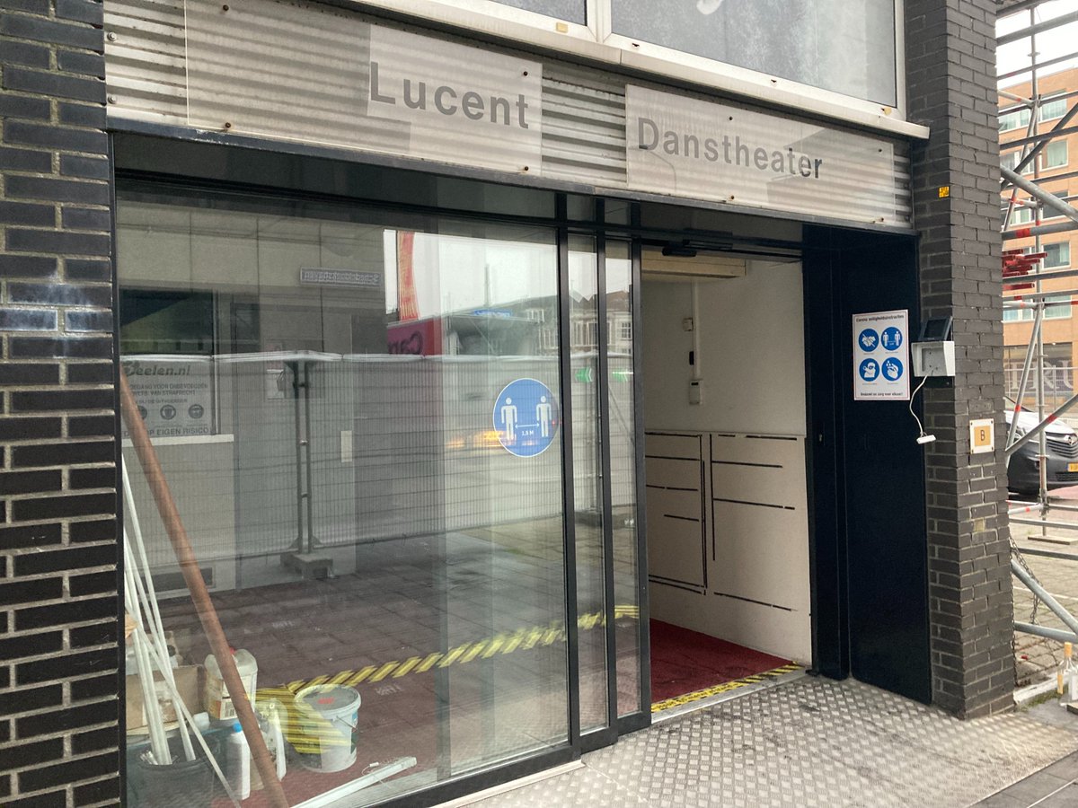 Bnextnl's tweet photo. @ArchitectuurORG @NDTdance Mooi is wel dat er een grote hoeveelheid materialen gedemonteerd is voor direct hergebruik: o.a. een sauna, schuifdeur, LED lampen en 250 houten platen. Het vrijkomende hout wordt in onze zagerij verwerkt tot nieuwe bouwmaterialen. Het overige materiaal wordt door ons gerecycled. https://t.co/GeCoNTtPPG
