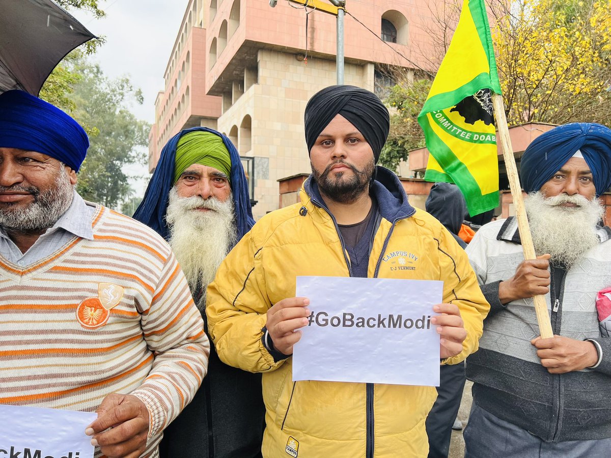 HarpalSSangha's tweet photo. Azad Kisan Committee Doaba Protest in front of District Administration Complex Hoshiarpur against PM Modi visit in Punjab.

#GoBackModi https://t.co/dCMnq9RyYr