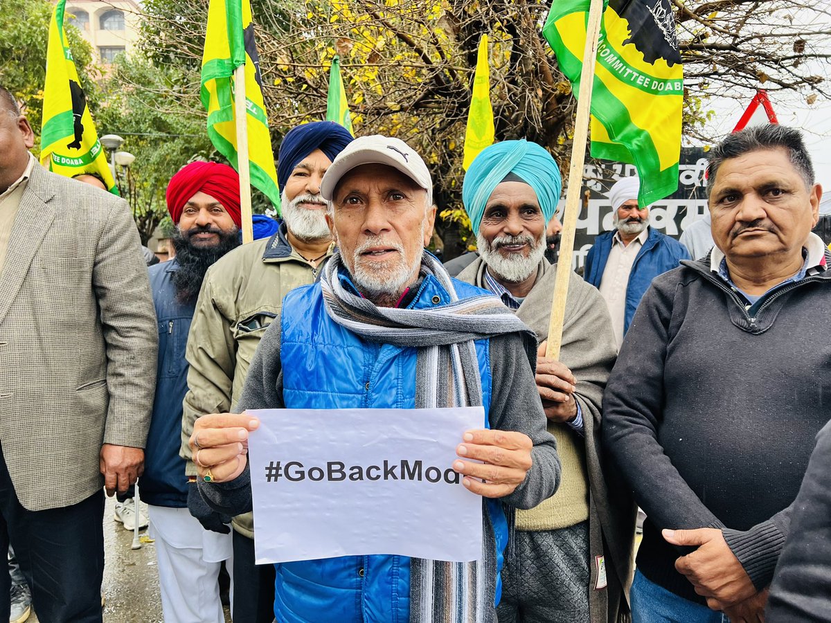 HarpalSSangha's tweet photo. Azad Kisan Committee Doaba Protest in front of District Administration Complex Hoshiarpur against PM Modi visit in Punjab.

#GoBackModi https://t.co/dCMnq9RyYr