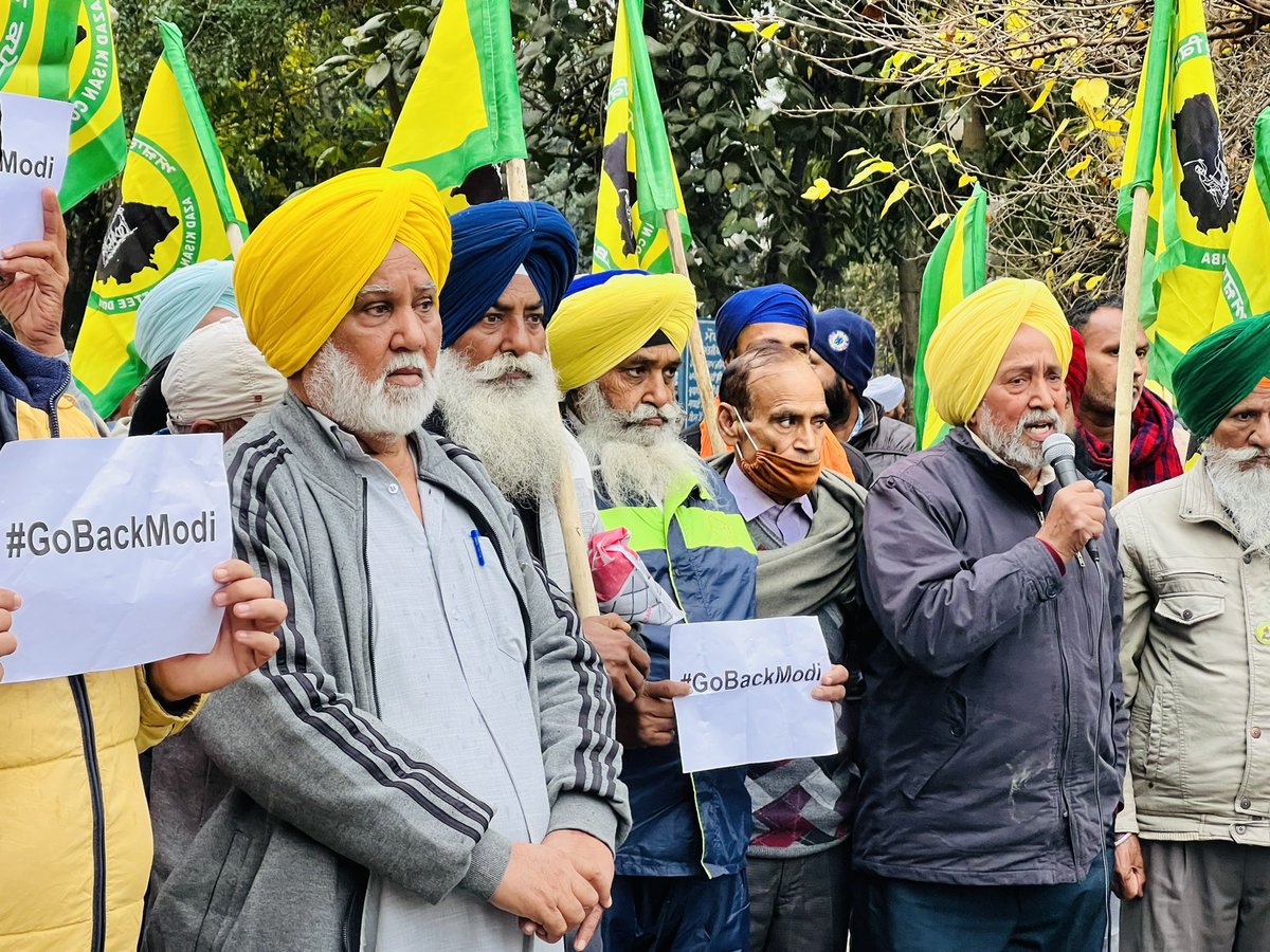 HarpalSSangha's tweet photo. Azad Kisan Committee Doaba Protest in front of District Administration Complex Hoshiarpur against PM Modi visit in Punjab.

#GoBackModi https://t.co/dCMnq9RyYr