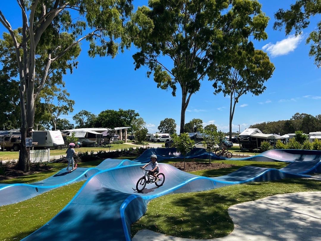 AusPumptrack's tweet photo. Launching the all new all fibreglass 2022 ‘Park Edition’ Modular Pumptrack! Our first one in Queensland at Sandstone Point Holiday Resort! 
#modularpumptrack #parkitectaustralia #bike #scoot #skate #pumptrack #modular #parkitect #mtb #ride @PARKITECT_AG https://t.co/UF63yHhXpt