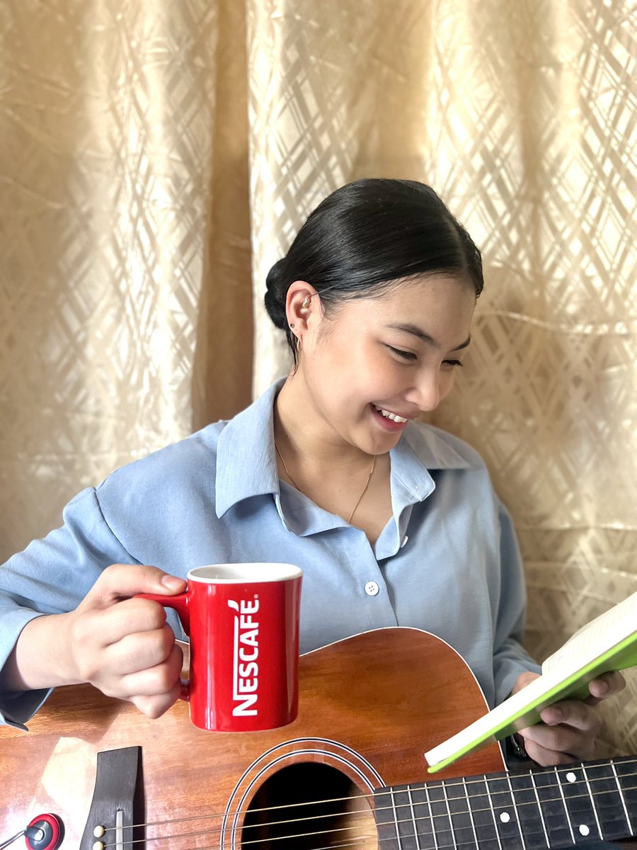 bini_members's tweet photo. Mas ginaganahan akong magsulat ng songs basta kasama ang Nescafe Creamy White!  
#SwitchToNescafeCreamyWhite

BINI_Colet https://t.co/C6xT0MyAwq