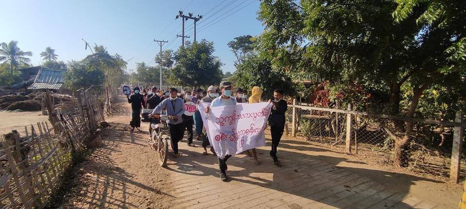 MayPaingTun3's tweet photo. Locals of Kani staged a marching strike to protest against Genocidal Dictatorship &amp; showed support to @NUGMyanmar. #ASEANStopHunSen #2022Jan5Coup #WhatsHappeningInMyanmar https://t.co/rqtVZjOitP https://t.co/pQi4kzQThL
