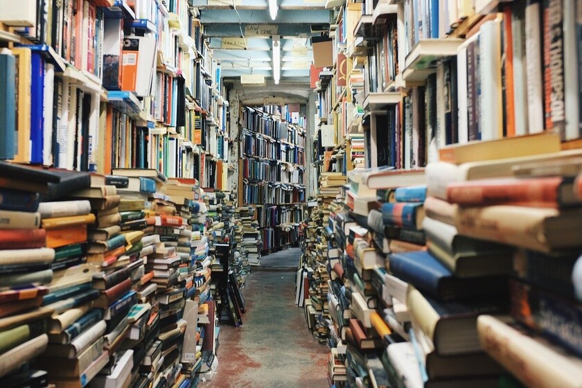 xataka's tweet photo. La ciencia ficción que recomiendo leer para gente que se quedó en Asimov y Arthur C. Clarke https://t.co/MBpLQHqLUY https://t.co/bI6wXmNPoh