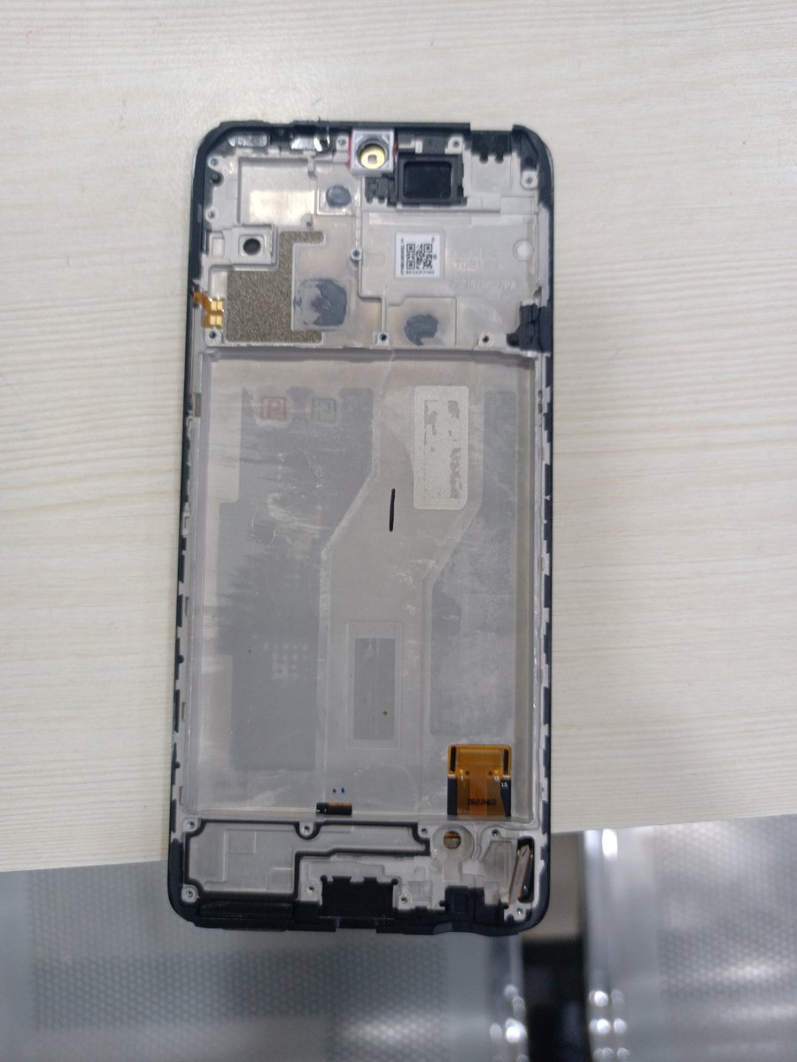 shakeel_iari's tweet photo. @XiaomiIndia @Xiaomi 
Service centre is cheating with people......they change screen under physical damage... although screen was not damaged https://t.co/lekhPv5HqR