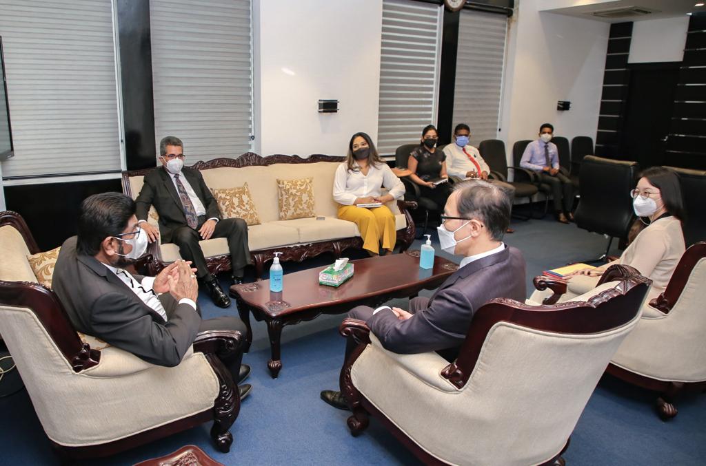 1/2
Had the pleasure of meeting H.E. Santhush Woonjin JEONG, Ambassador of the Rep of #Korea to #lka. Was humbled to hear of the praise that the diplomatic community had conferred on #lka's response to #COVID19SL &amp; once again salute our frontline workers who are the real heroes.