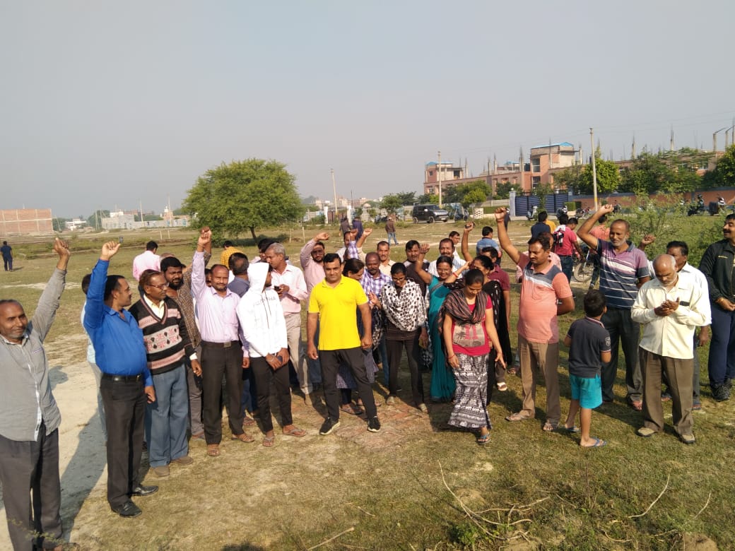 ArunShukla_Adv's tweet photo. राजधानी लखनऊ के सरोजनी नगर विधानसभा क्षेत्र के समस्त पंडितखेड़ा वासी परिवार @ptshrikant @myogiadityanath @narendramodi @BJP4UP @BJP4India के स्थाई बिजली कनेक्शन के नववर्ष के तोहफे हेतु सपरिवार आभार कर विधानसभा चुनाव में समर्थन हेतु तत्पर एवं संकल्पित 🙏🙏#काम_दमदार_योगी_सरकार https://t.co/LAphDNko0u