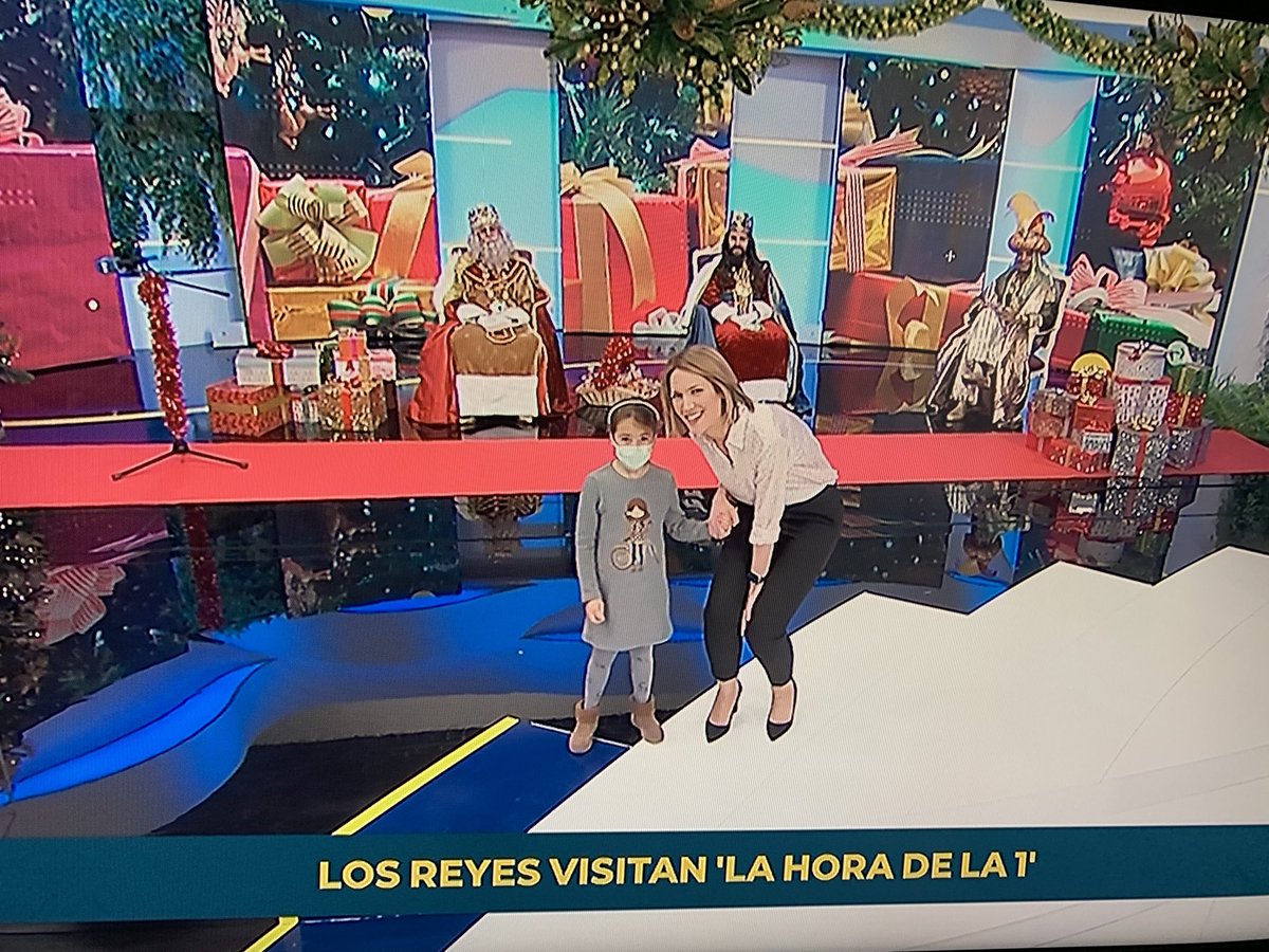 bartomeuvive's tweet photo. ¡Maravilloso resumen de la situación del país!
En TVE todos sin mascarilla menos la pobre niña… #LaHoraDeLa1 https://t.co/sua8A1BBZZ
