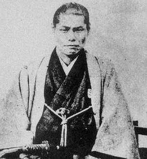 近藤の一生って、「関東の百姓上がりの田舎侍が、時勢に乗っかって大都会京都に上って暴れまわり名を成そうとしたが、時代の流れに裏切られ、没落し、最後は身分詐称して逃れようとするも、かつて自分が殺した男の部下に見破られ、罪人として切腹も許されず斬首で死亡」と、こう並べると無惨なのよ。 