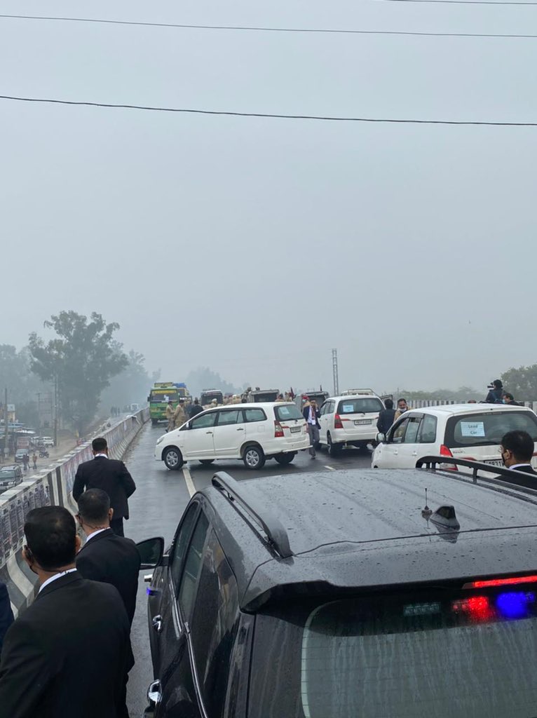 narendramodi177's tweet photo. BIG LAPSE IN PM's SECURITY

PM @narendramodi Was Stuck On A Flyover For 15-20 Minutes. https://t.co/9hgdGenb98