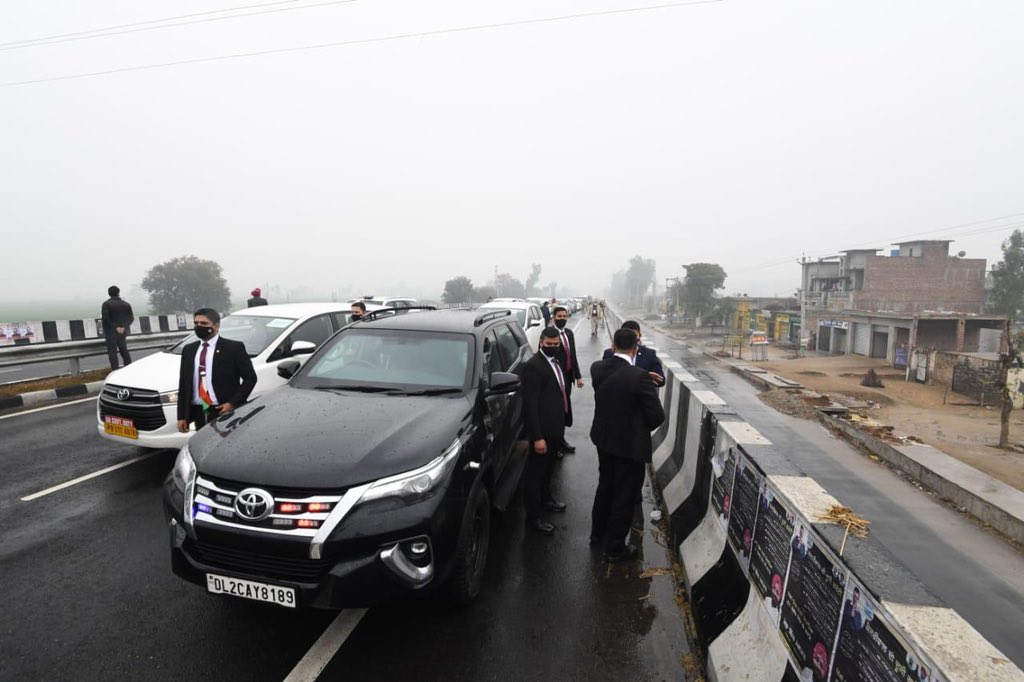 narendramodi177's tweet photo. BIG LAPSE IN PM's SECURITY

PM @narendramodi Was Stuck On A Flyover For 15-20 Minutes. https://t.co/9hgdGenb98
