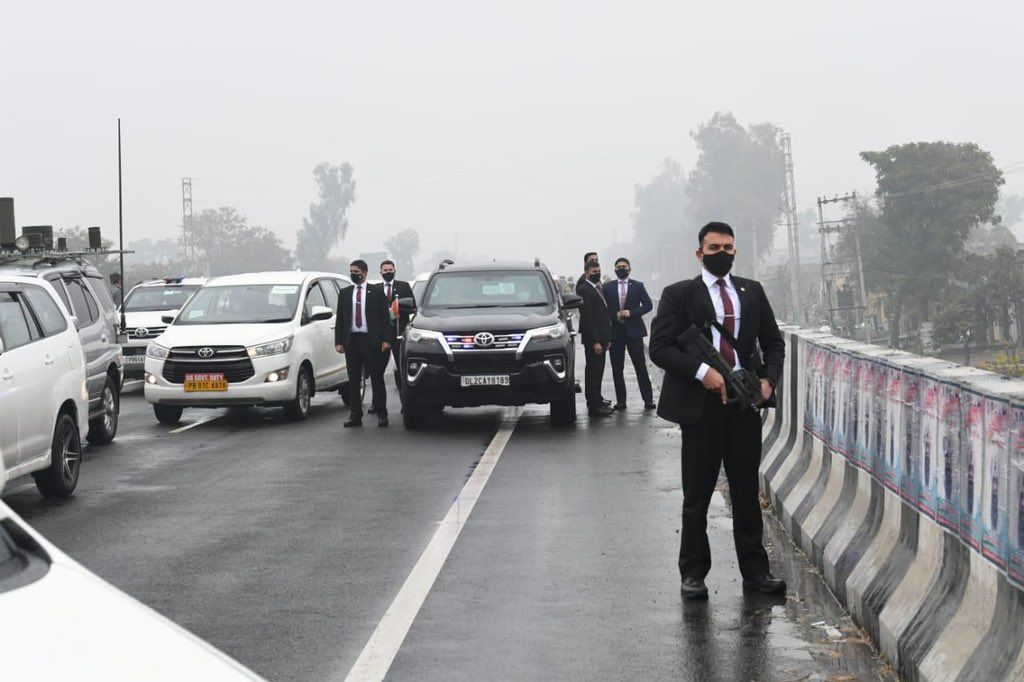 narendramodi177's tweet photo. BIG LAPSE IN PM's SECURITY

PM @narendramodi Was Stuck On A Flyover For 15-20 Minutes. https://t.co/9hgdGenb98