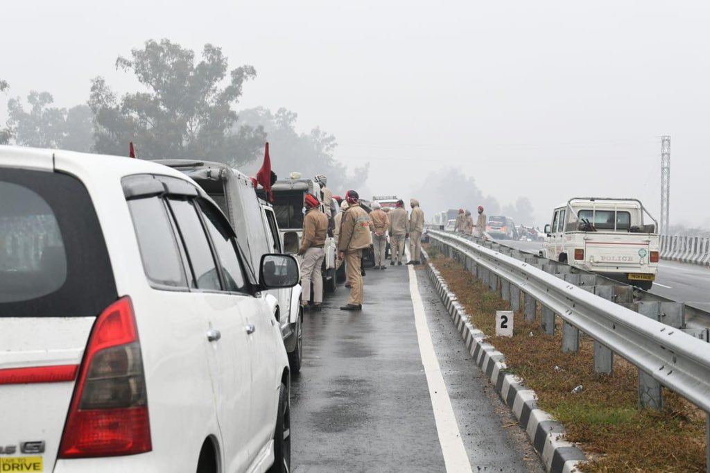 narendramodi177's tweet photo. BIG LAPSE IN PM's SECURITY

PM @narendramodi Was Stuck On A Flyover For 15-20 Minutes. https://t.co/9hgdGenb98
