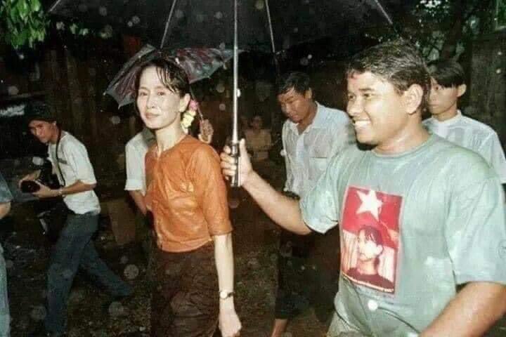 khayanpyartun's tweet photo. ဒေါ်အောင်ဆန်းစုကြည်ရဲ့  freedom from fear ဆိုတာစာအုပ်ထဲမှာဘဲ ရှိတာမဟုတ်ဘူး  သူမကိုယ်တိုင် ကြုံခဲ့ ကျင့်သုံးခဲ့တာဖြစ်တယ် သူမဟာ မြန်မာပြည်အတွက် မမောမပန်းလုပ်ခဲ့တယ် လုပ်နေဦးမှာဘဲ  သူမရှေ့ဆက်ရှိချင်း မရှိချင်းဟာ သူမပြည်သူနဲ့ သူမကဘဲဆုံးဖြတ်မှာဖြစ်တယ်ဘယ် နိုင်ငံကမှ ဆုံးဖြတ်ခွင့်မရှိဘူး https://t.co/arAfm7WxTC